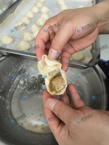 現(xiàn)場(chǎng)給客戶做灌湯包，效果滿意！